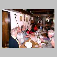59-05-1093 7. Schirrauer Kirchspieltreffen 2004 - Am Freitag treffen sich die ersten Teilnehmer in der Gaststube.JPG